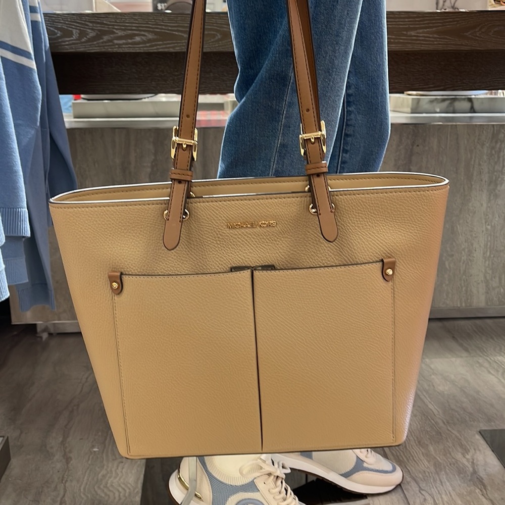 MICHAEL KORS JET SET TRAVEL MEDIUM DOUBLE POCKET TOTE NON-LEATHER VEGAN 
CAMEL - Picture 16 of 16